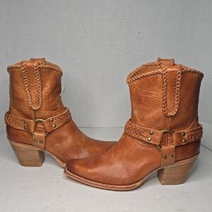 Cleo+ Wolf Womens Willow Fashion Booties Snip Toe